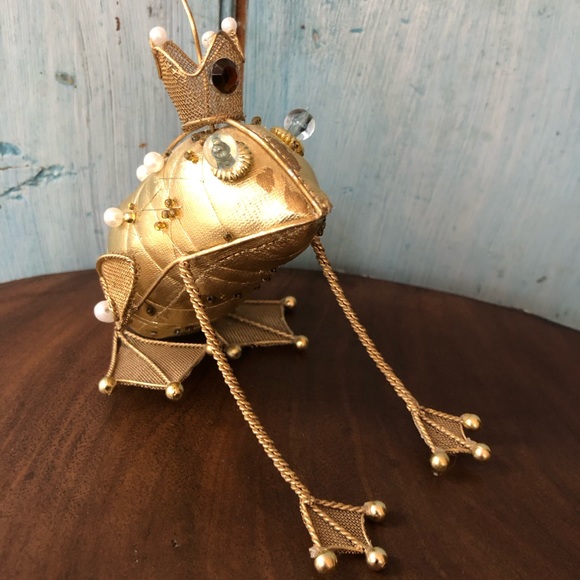 A toad to kiss to find your handsome prince! And he’s pretty cute….. - Picture 5 of 12